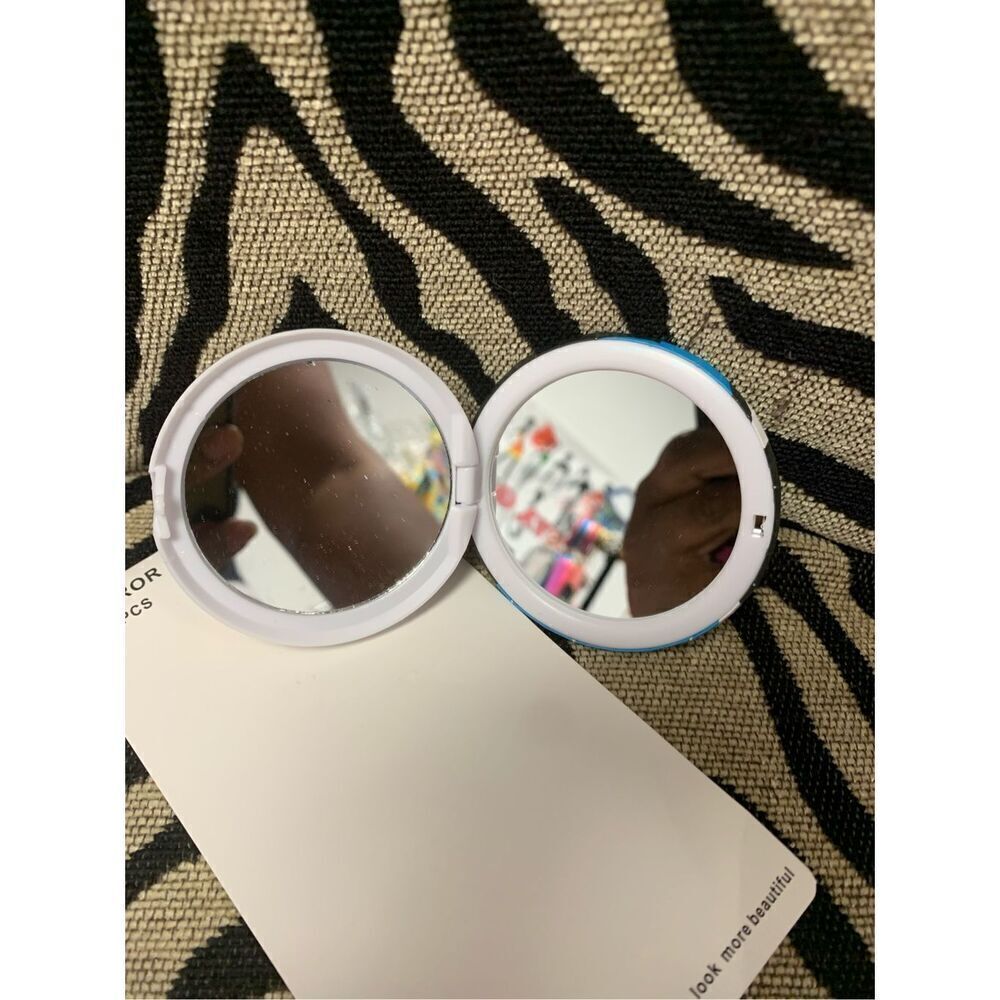 Compact Mirror Keychain - Picture 2 of 2